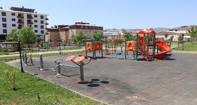 Bingöl Belediyesi, parkları onarıyor