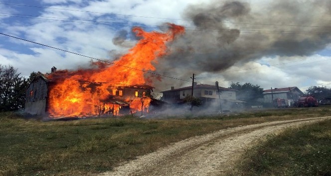 Eflani’de ev yangını