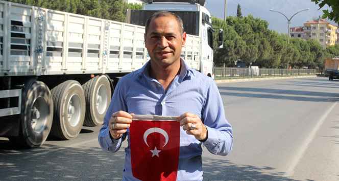 Yolun ortasındaki Türk bayrağını görünce trafiğe aldırmadı