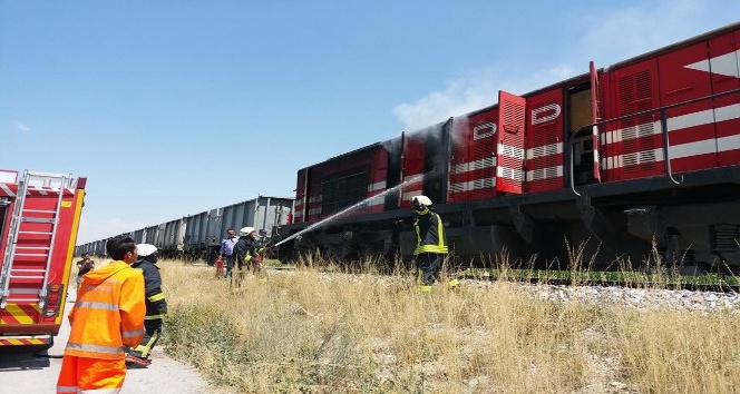 Yük treninin lokomotifinde çıkan yangın itfaiye tarafından söndürüldü