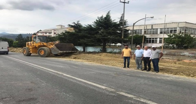 Osmaneli’de şehir içi bölünmüş yolda sıcak asfalt çalışmaları devam ediyor