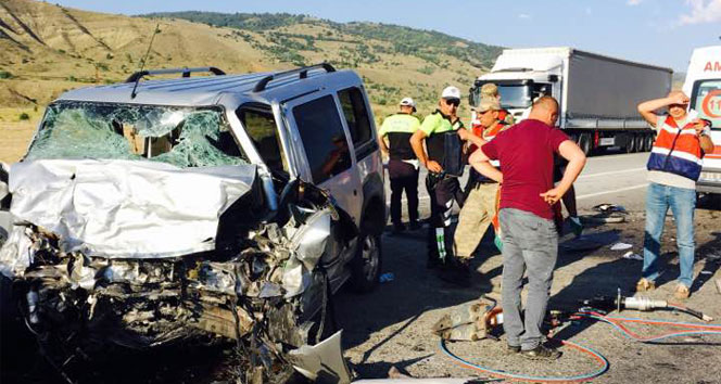 Erzincan&#039;da trafik kazası: 4 ölü, 5 yaralı