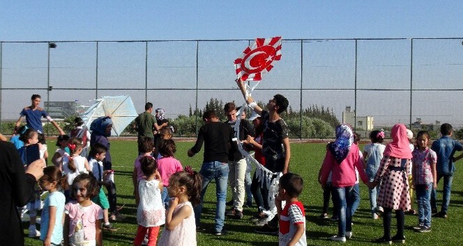 Türk ve Suriyeli çocuklar uçurtma şenliğinde eğlendi