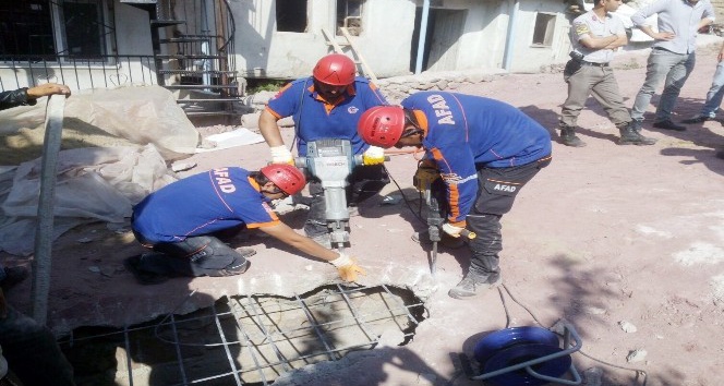 Kanalizasyona düşen ineği AFAD ekipleri kurtardı