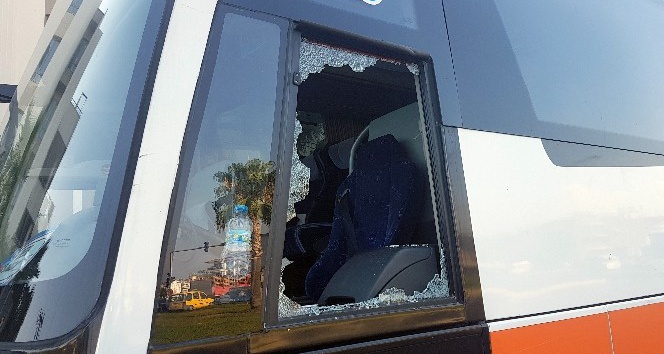 Yolda şınav çekerken kendisini uyaran tur otobüsünün camlarını kırdı