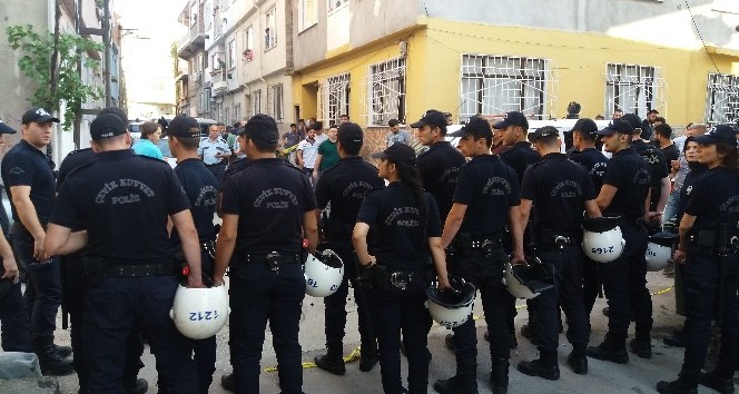 Bursa’da uyuşturucu sattığı iddia edilen aile ile mahalleli arasında kavga: 3 yaralı