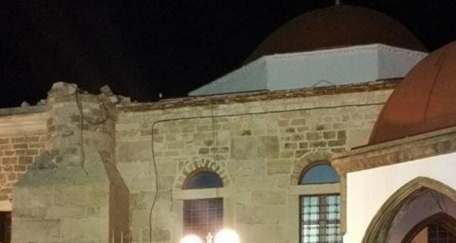 Tarihi caminin minaresi depremde yıkıldı