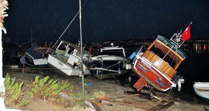 Bodrum&#039;da deniz suyu çekildi, kıyıya vuran tekneler parçalandı