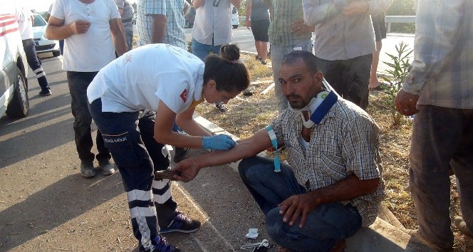 Tekeri patlayan kamyonet bariyerlere çarptı: 3 yaralı