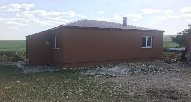 Susuz’da yaptırılan evler hak sahiplerine teslim edildi