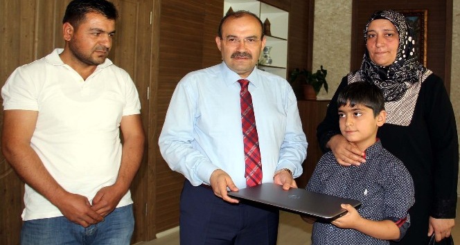Bitlis Valisi Ustaoğlu’ndan şehit oğluna bilgisayar