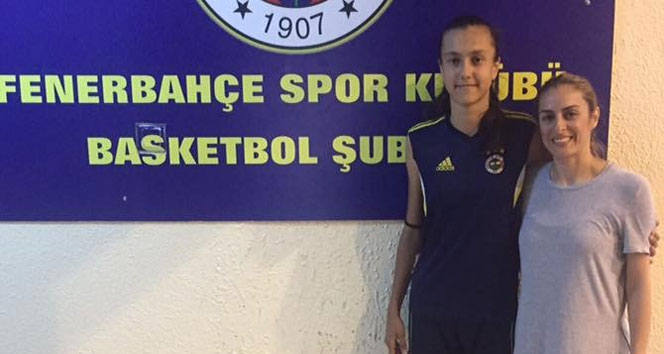 Burhaniyeli genç kız Fenerbahçe&#039;ye transfer oldu