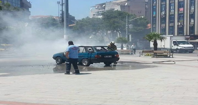 İlçe meydanına park edilen araç alev alev yandı