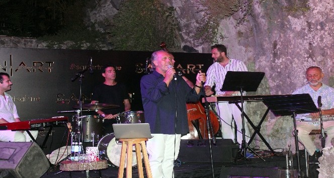 Fatih Erkoç, yeni albüm müjdesini Bergama’da verdi