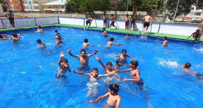 Kayyumdan çocuklar için yüzme havuzu