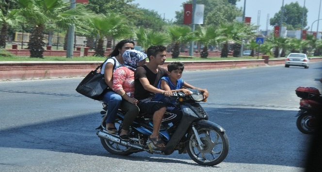Motosiklette aile boyu tehlikeli yolculuk