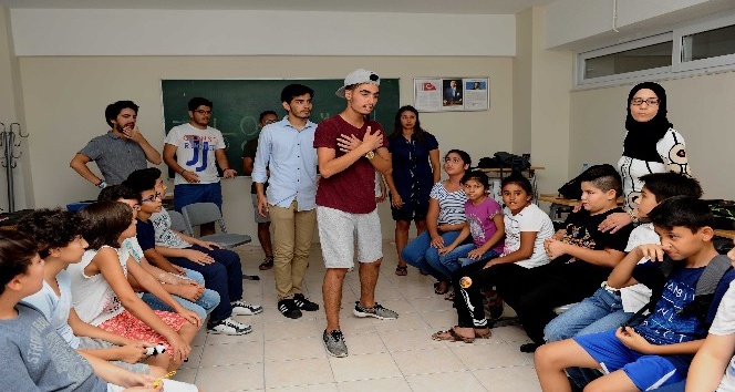 Yabancı gençlerden Karşıyakalı öğrencilere dil kursu