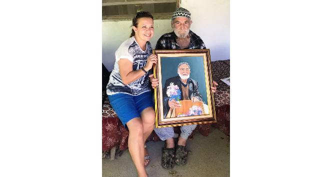Pazarda görüp resmini yaptığı yaşlı adama tablosunu bir yıl sonra teslim etti