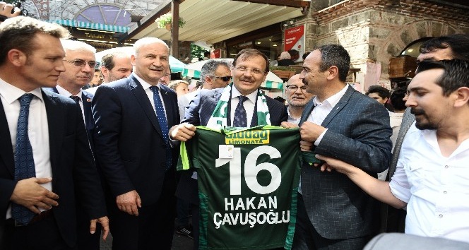 Başbakan Yardımcısı Çavuşoğlu sokak müzisyenine bahşiş verdi