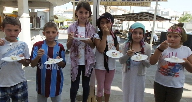 Burhaniyeli öğrenciler camide yaş günü kutladı