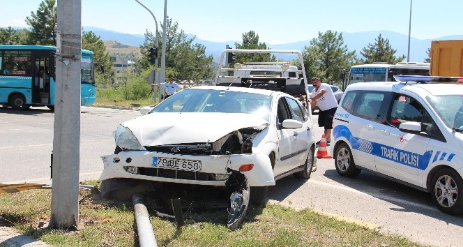 Kavşakta iki otomobil çarpıştı: 3 yaralı