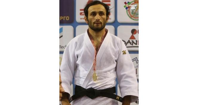 Bekir Özlü, judoda altın madalya kazandı