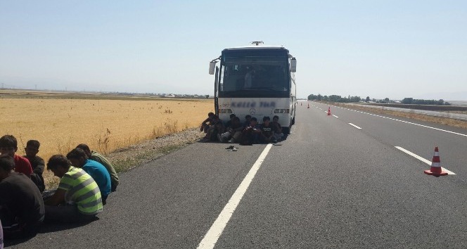 Ağrı’da yolcu otobüsünde 150 kaçak yakalandı