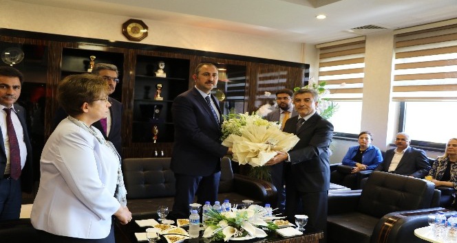 Adalet Bakanı Gül, ilk yurt içi gezisinde çiçekle karşılandı