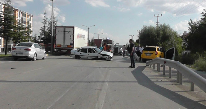Konya&#039;da kontrolden çıkan otomobil bariyerlere çarptı: 2 yaralı