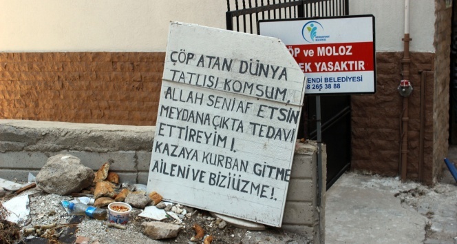 Çöplerden bıkan vatandaştan &#039;Kazaya kurban gitmeyin&#039; yazılı pankart