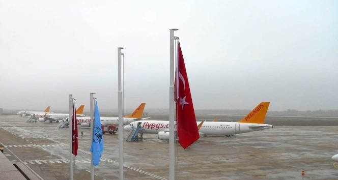 İstanbul’a iniş yapamayan 6 uçak Bursa’ya indi