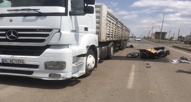 Motosikletiyle tıra çarpan Ukraynalı sürücü yaralandı