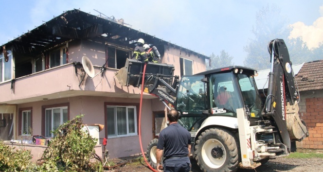 Elektrik kontağından çıkan yangında iki katlı ev yandı