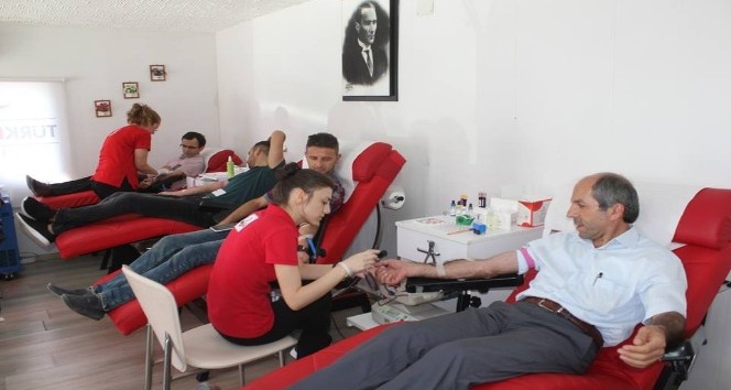 Osmaniye’de gazeteciler kan bağışladı