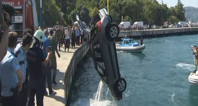 İstanbul&#039;da otomobil denize uçtu