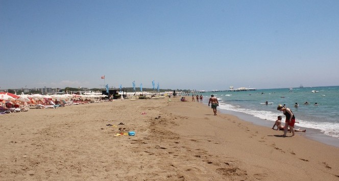 Antalya Side’de sahildeki zift temizlendi