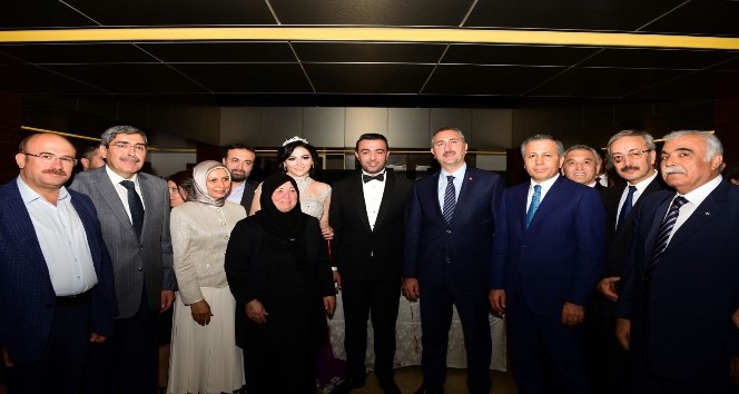 Avukat çiftin nişan yüzüklerini Adalet Bakanı Abdulhamit Gül taktı