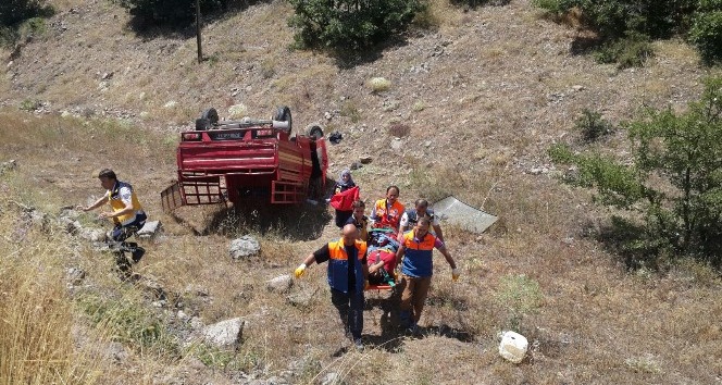 Kamyonet tarlaya yuvarlandı: 2 yaralı