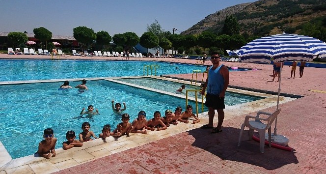 İnönü’de 90 çocuğa şifalı doğal kaynak suyunda yüzme kursu