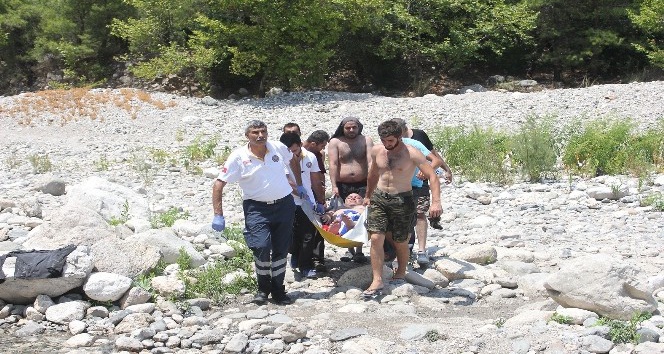 Kanyonda suya atlayan turistin ayağı kırıldı