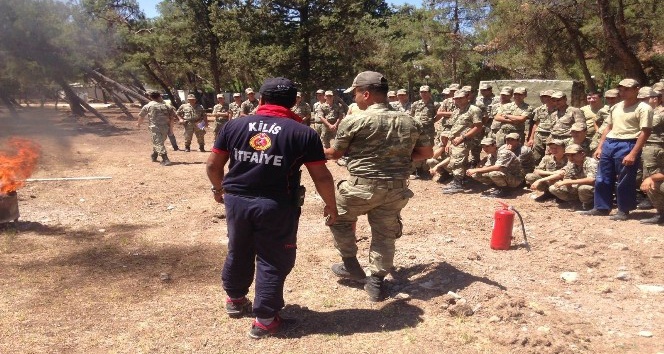 İtfaiye ekipleri Şehit Mehmet Karakolunda ve Taburda personellere yangın eğitimi verildi