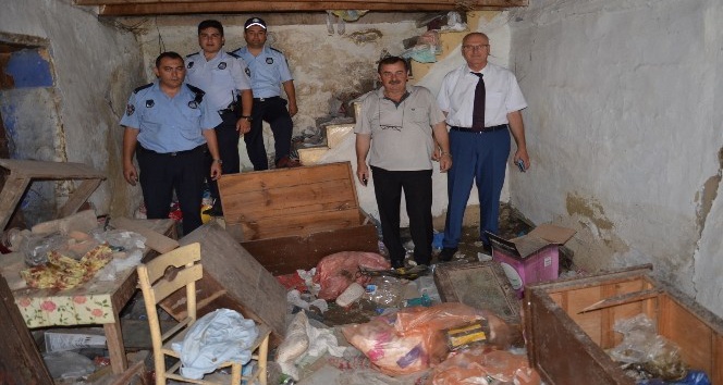 Gemlik Belediyesi çöp evi temizledi