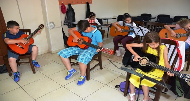 Süleymanpaşa’nın çocukları tatillerini müzik öğrenerek geçiriyor