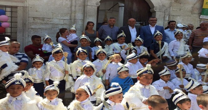 Bulgaristan’da sünnet olan çocuklara Bağcılar’dan destek