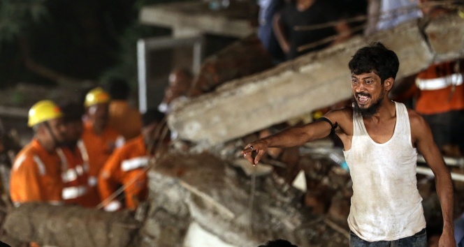 Hindistan&#039;da apartman çöktü: 17 ölü