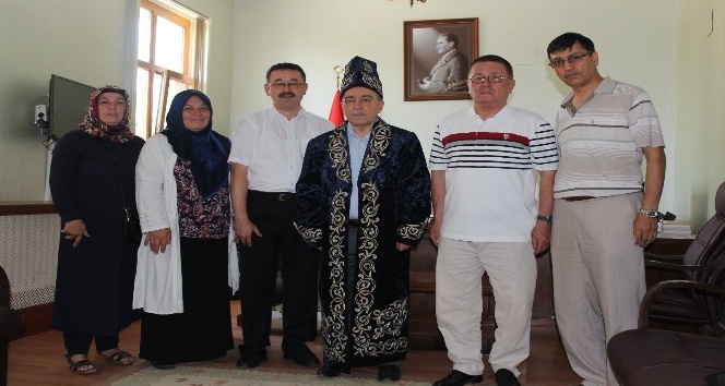 Kazak Türkleri kaymakama “Çapan” giydirdi