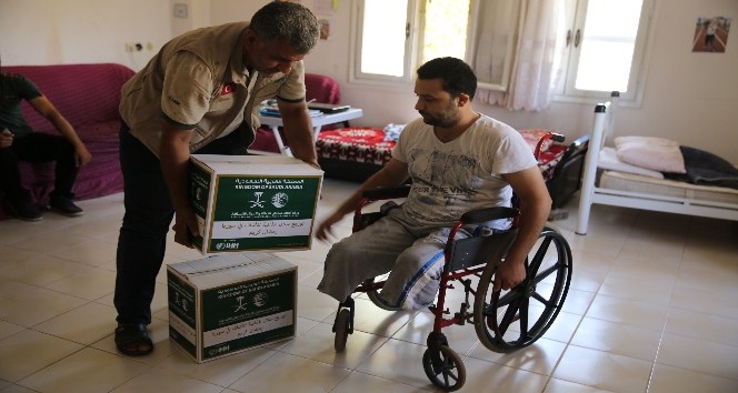 Savaş mağduru yaralı sivillere gıda yardımı