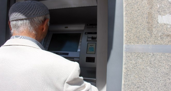 ATM’de unuttuğu emekli maaşını kaptırdı