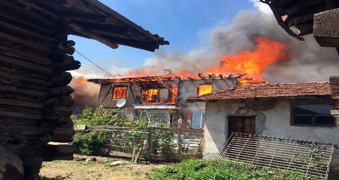 Bir evde çıkan yangın 30 haneyi yok etti