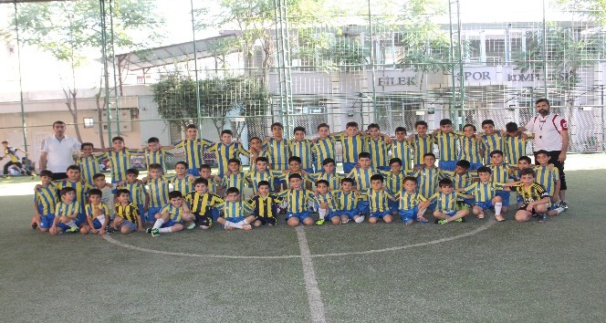 Siirt’te 75 çocuk akademide futbol öğreniyor